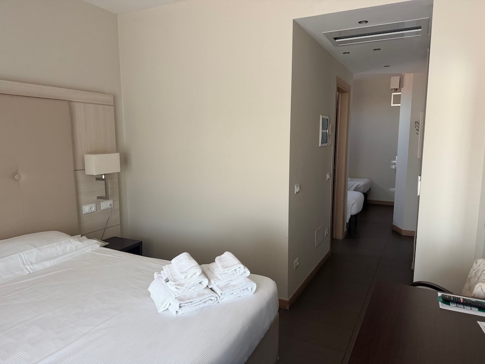 Hotel Porto Azzurro — Hotel rooms in Sirmione, Lombardy