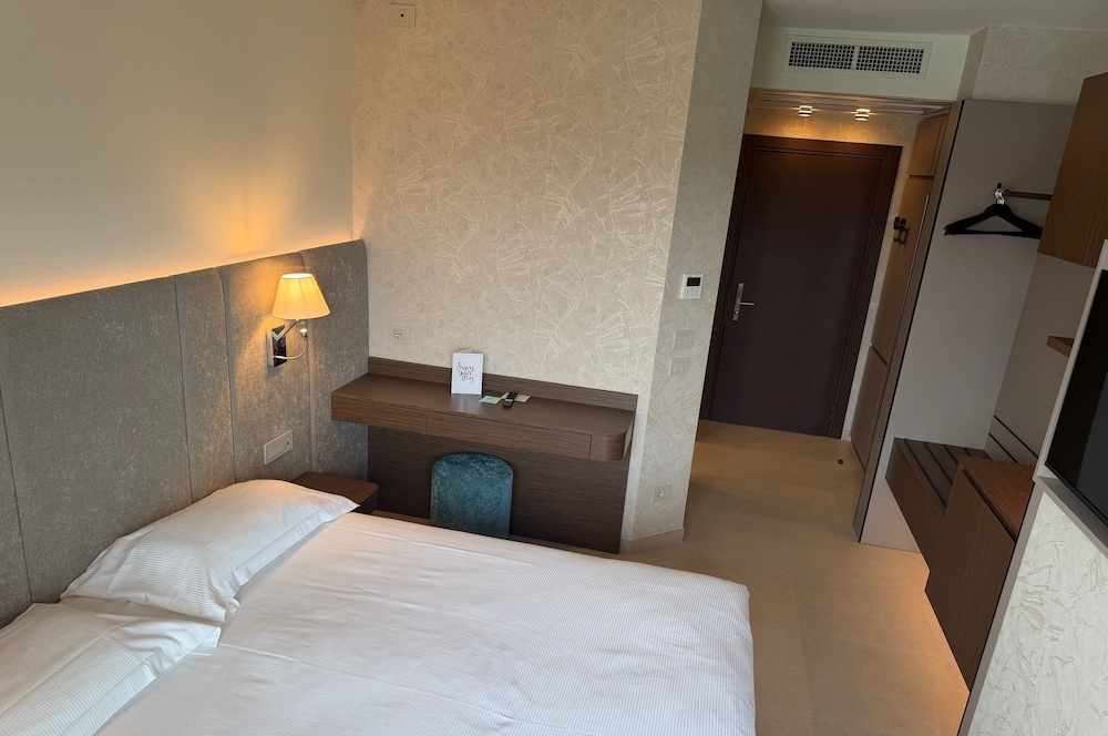 Hotel Porto Azzurro — Hotel rooms in Sirmione, Lombardy