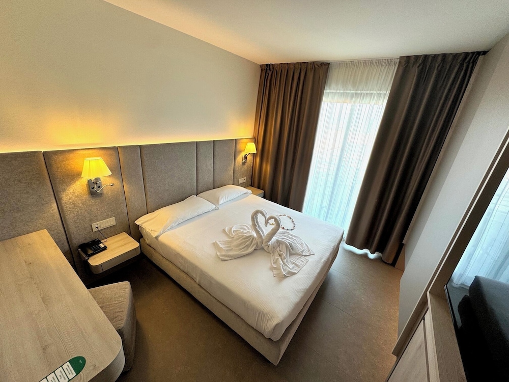 Hotel Porto Azzurro — Hotel rooms in Sirmione, Lombardy
