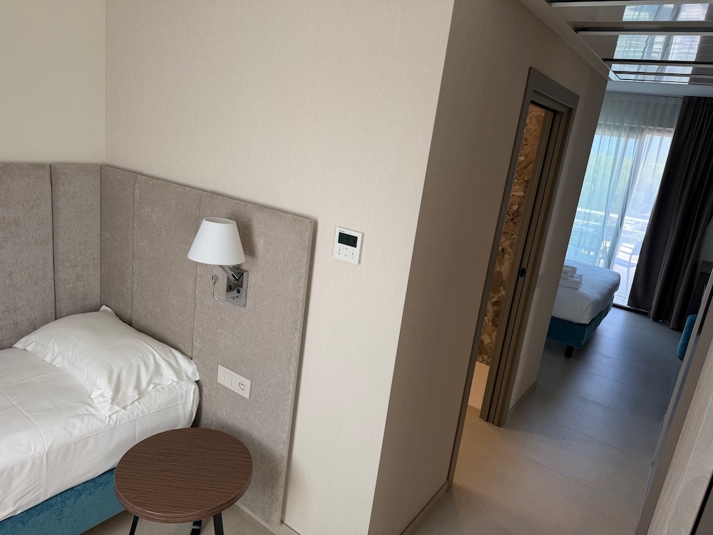 Hotel Porto Azzurro — Hotel rooms in Sirmione, Lombardy