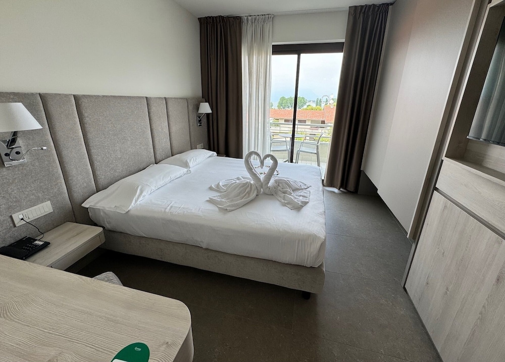 Hotel Porto Azzurro — Hotel rooms in Sirmione, Lombardy