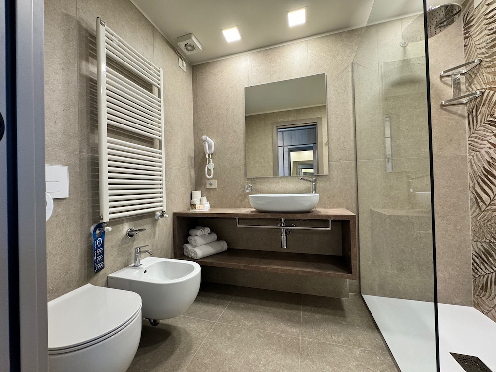 Hotel Porto Azzurro — Hotel rooms in Sirmione, Lombardy