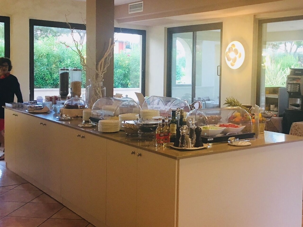 Hotel Porto Azzurro — Restaurant & bars in Sirmione, Lombardy