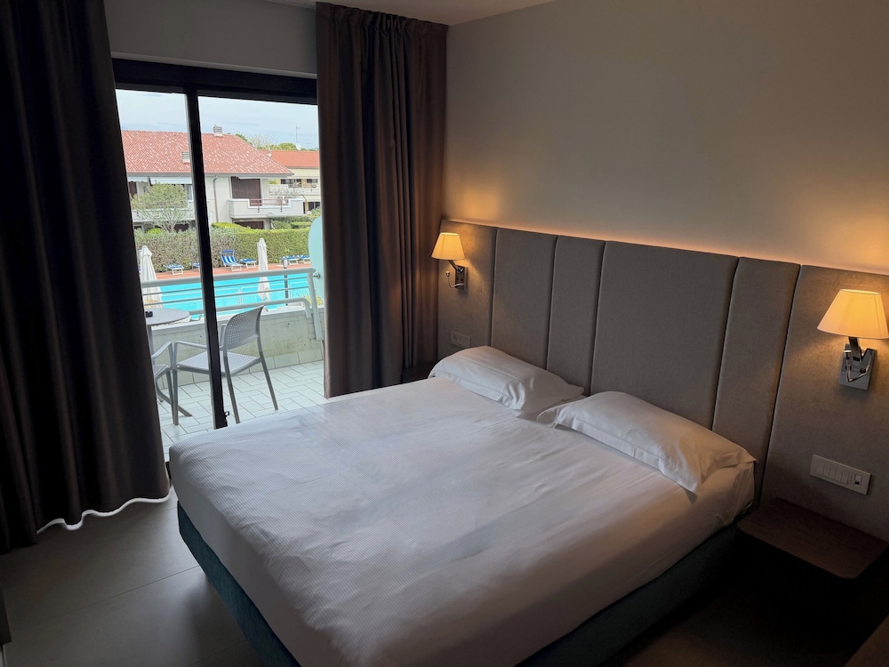 Hotel Porto Azzurro — Hotel rooms in Sirmione, Lombardy