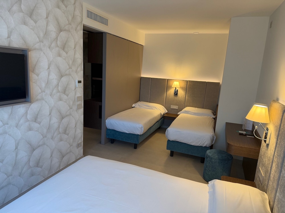 Hotel Porto Azzurro — Hotel rooms in Sirmione, Lombardy