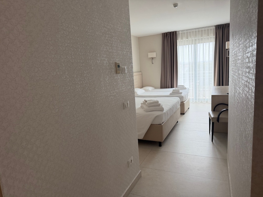 Hotel Porto Azzurro — Hotel rooms in Sirmione, Lombardy