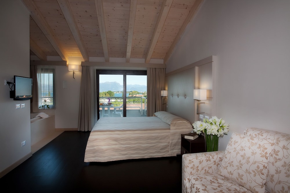 Hotel Porto Azzurro — Hotel rooms in Sirmione, Lombardy