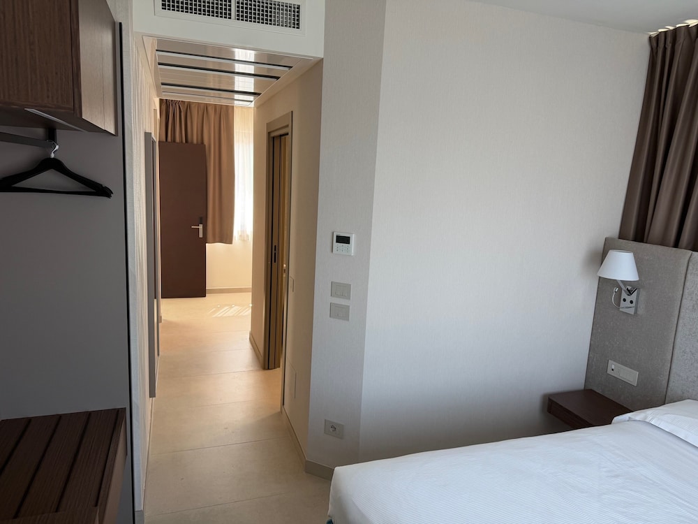 Hotel Porto Azzurro — Hotel rooms in Sirmione, Lombardy
