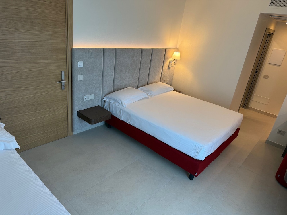 Hotel Porto Azzurro — Hotel rooms in Sirmione, Lombardy