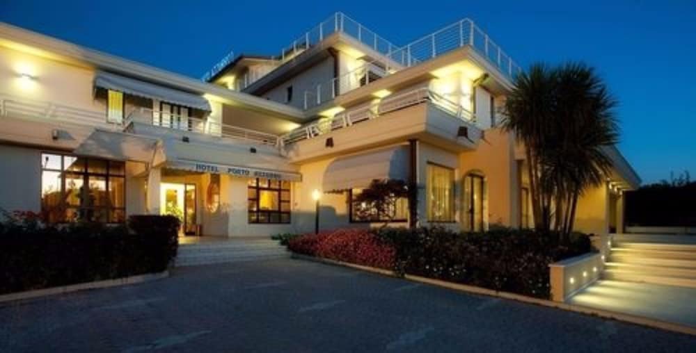 Hotel Porto Azzurro — Hotel building in Sirmione, Lombardy