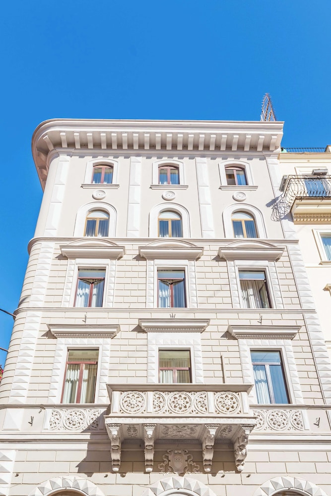 Hotel Raffaello, Sure Hotel Collection by Best Western — Hotel building in Rome, Lazio