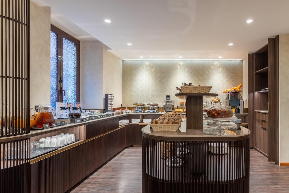 Hotel Raffaello, Sure Hotel Collection by Best Western — Restaurant & bars in Rome, Lazio