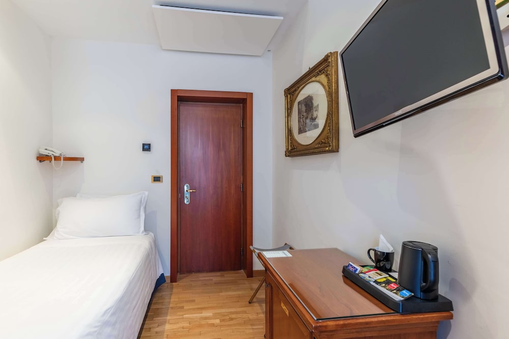 Hotel Raffaello, Sure Hotel Collection by Best Western — Hotel rooms in Rome, Lazio