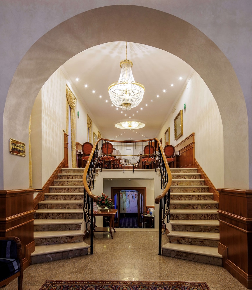 Hotel Raffaello, Sure Hotel Collection by Best Western — Hotel building in Rome, Lazio