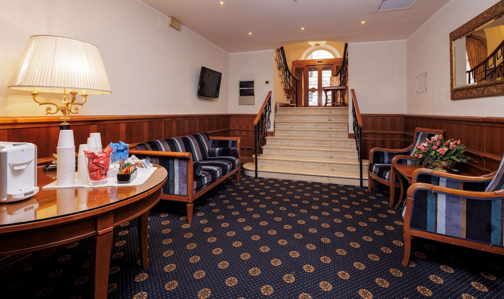 Hotel Raffaello, Sure Hotel Collection by Best Western — Hotel building in Rome, Lazio