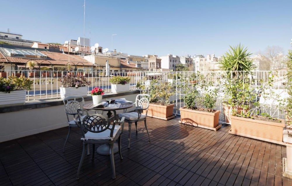 Hotel Raffaello, Sure Hotel Collection by Best Western — Hotel building in Rome, Lazio