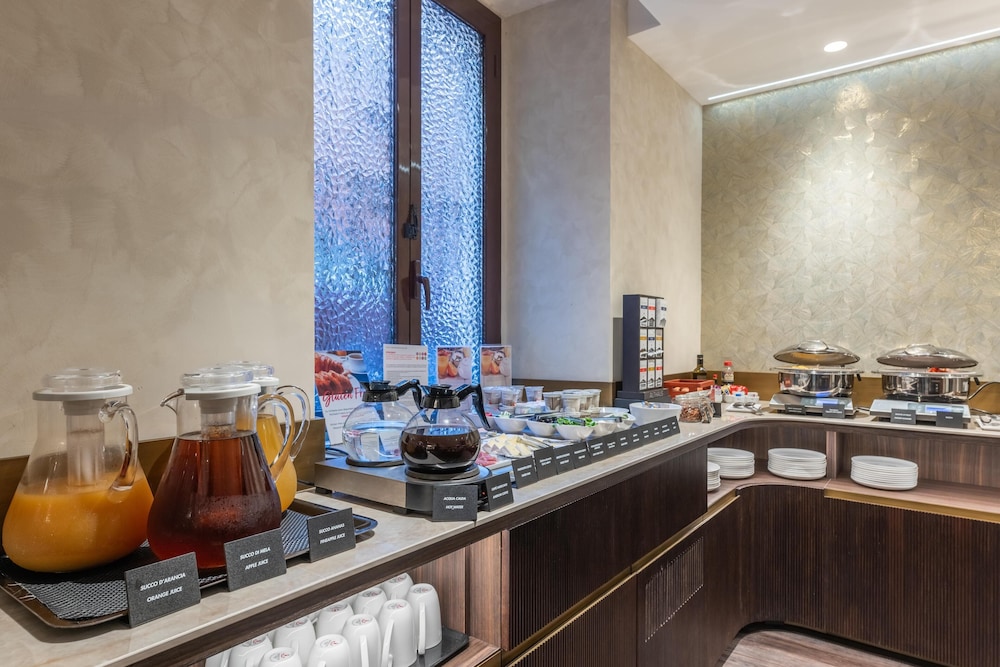 Hotel Raffaello, Sure Hotel Collection by Best Western — Restaurant & bars in Rome, Lazio