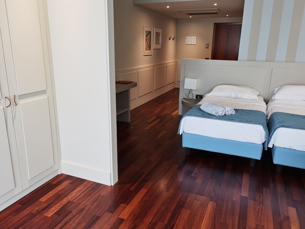 Hotel Salo' du Parc — Hotel rooms in Salo, Lombardy