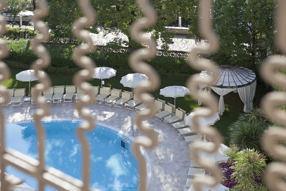 Hotel Savoy Palace — Swimming pool in Gardone Riviera, Lombardy