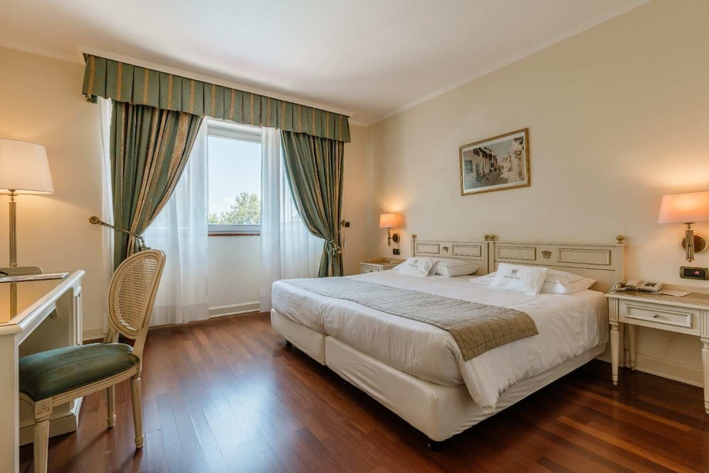 Hotel Savoy Palace — Hotel rooms in Gardone Riviera, Lombardy