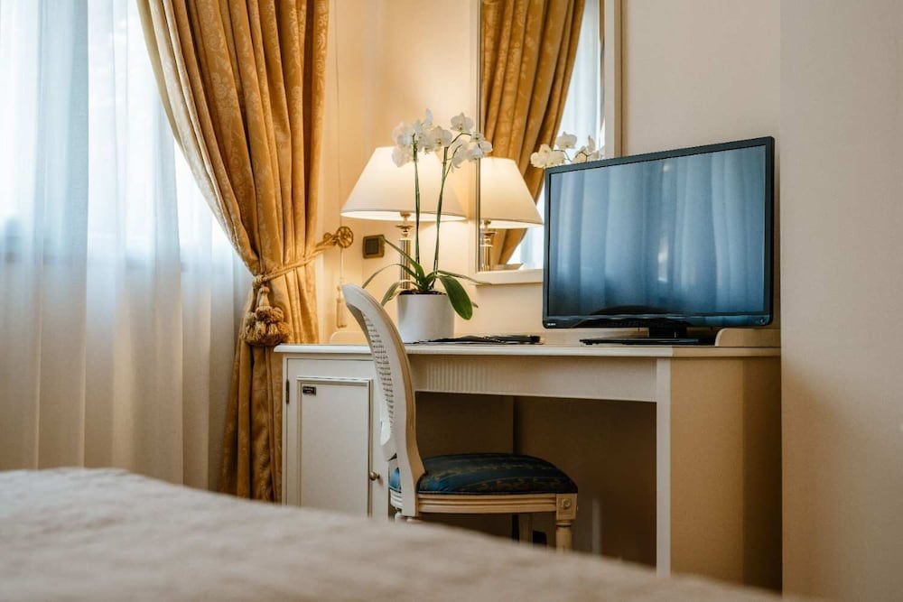 Hotel Savoy Palace — Hotel rooms in Gardone Riviera, Lombardy