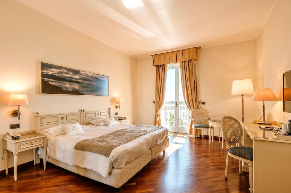 Hotel Savoy Palace — Hotel rooms in Gardone Riviera, Lombardy