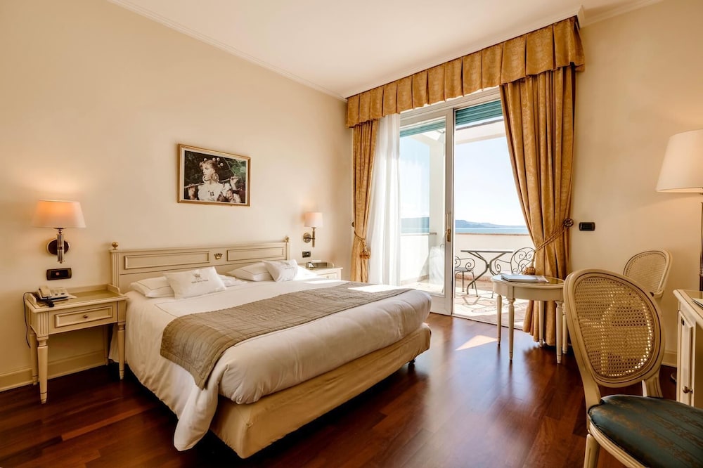 Hotel Savoy Palace — Hotel rooms in Gardone Riviera, Lombardy