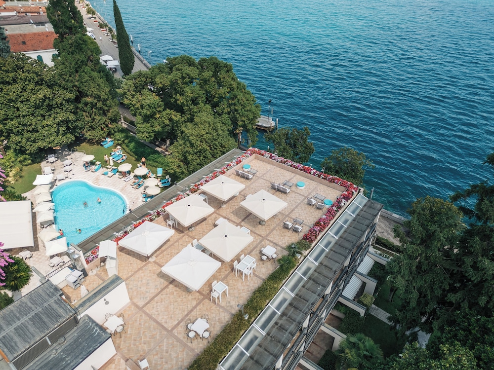 Hotel Savoy Palace — Swimming pool in Gardone Riviera, Lombardy