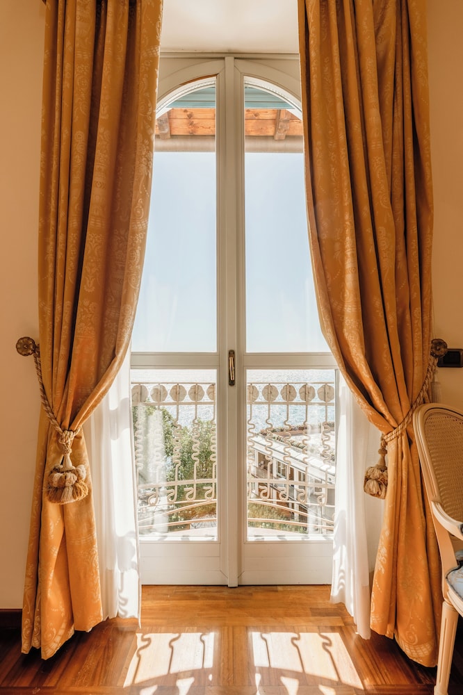 Hotel Savoy Palace — Hotel rooms in Gardone Riviera, Lombardy