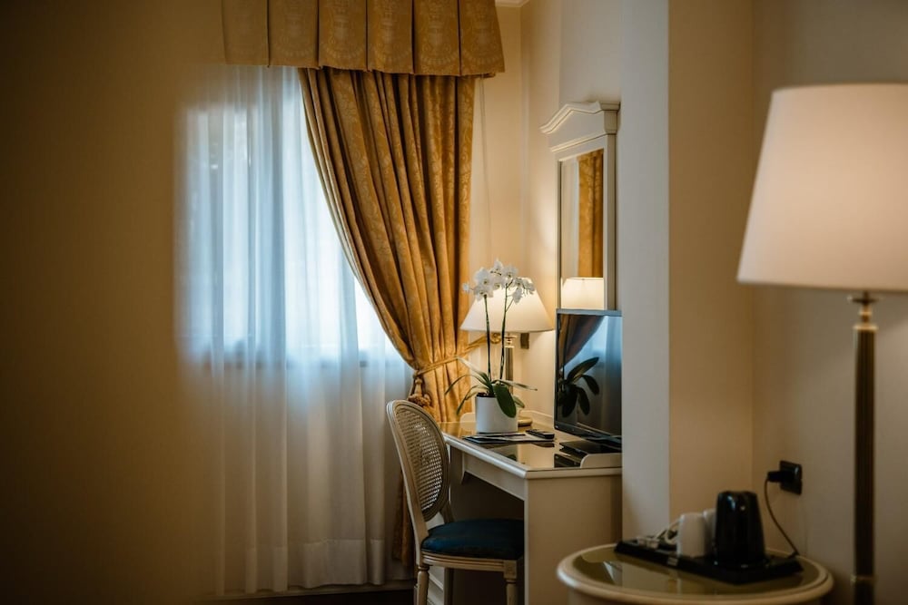 Hotel Savoy Palace — Hotel rooms in Gardone Riviera, Lombardy