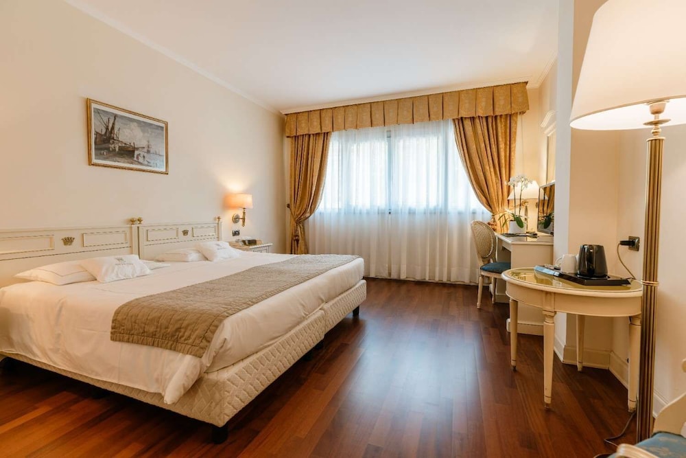 Hotel Savoy Palace — Hotel rooms in Gardone Riviera, Lombardy