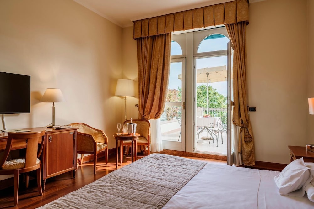 Hotel Savoy Palace — Hotel rooms in Gardone Riviera, Lombardy