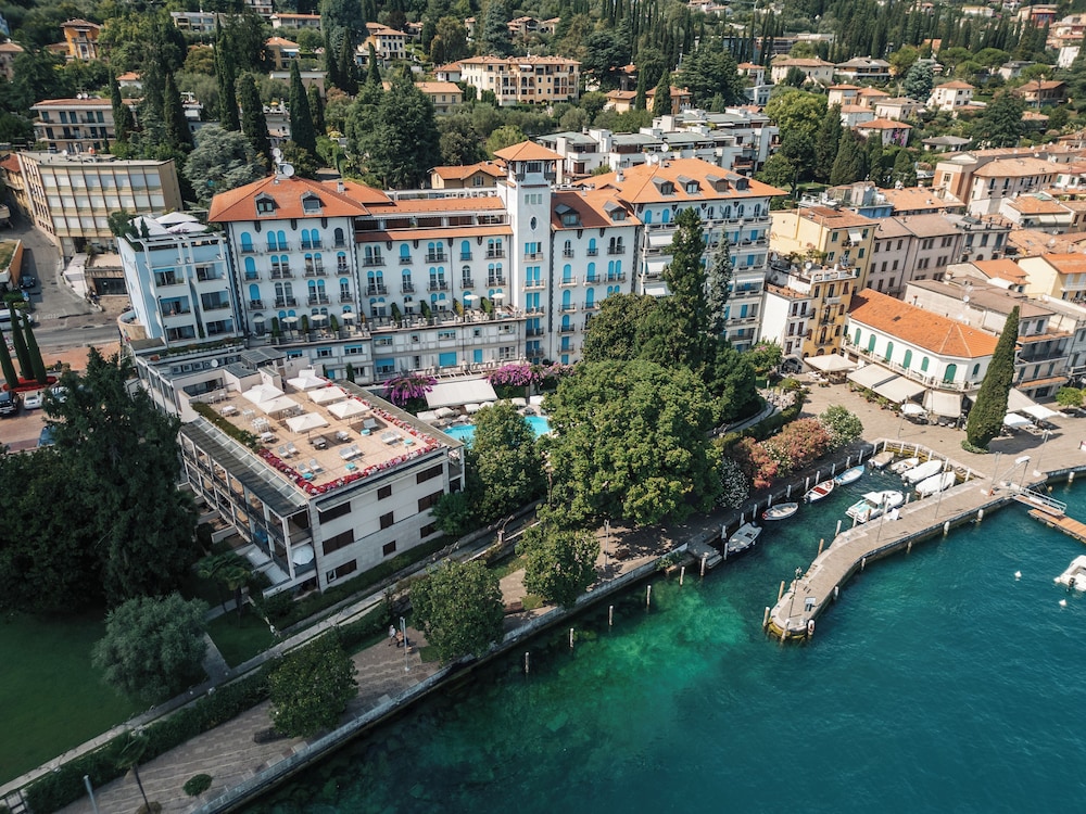 Hotel Savoy Palace — Hotel building in Gardone Riviera, Lombardy