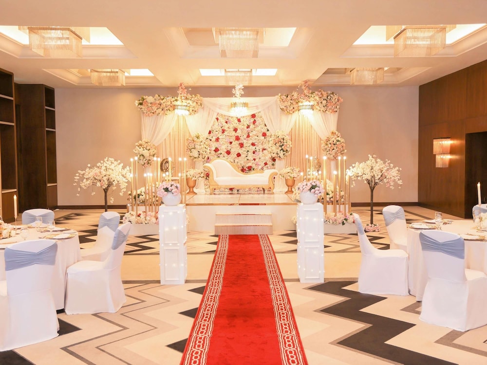 Pullman Dubai Creek City Centre — Hotel building in Dubai