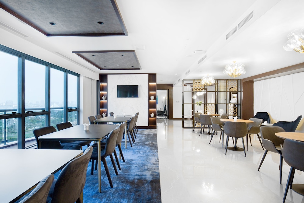 Pullman Dubai Creek City Centre — Restaurant & bars in Dubai