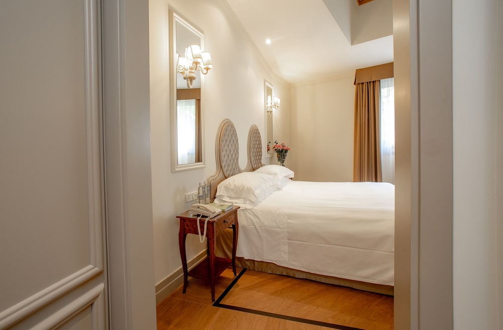 Hotel Villa Flori — Hotel rooms in Como, Lombardy