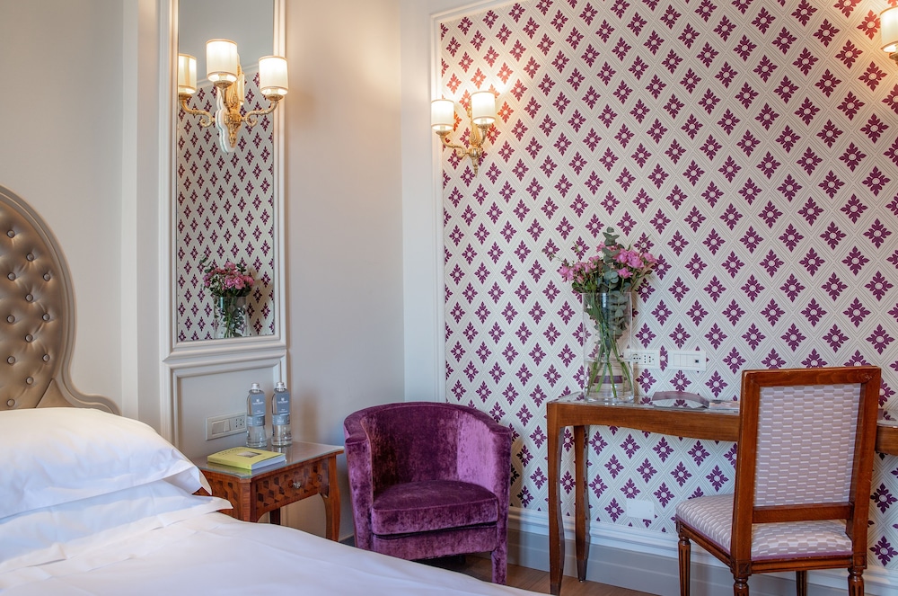Hotel Villa Flori — Hotel rooms in Como, Lombardy