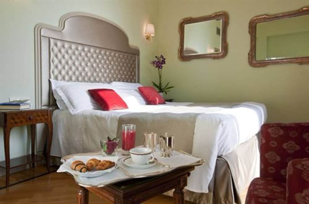 Hotel Villa Flori — Hotel rooms in Como, Lombardy