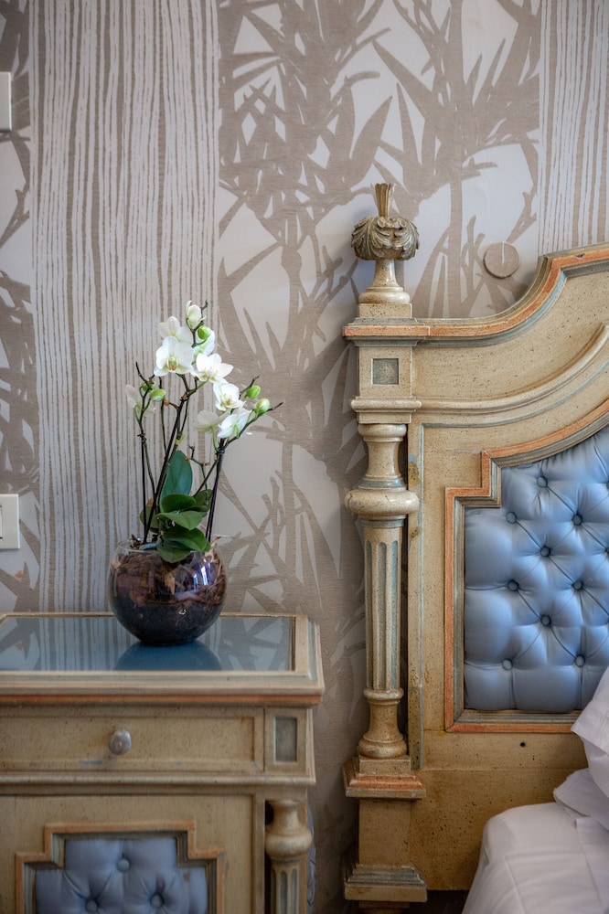 Hotel Villa Flori — Hotel rooms in Como, Lombardy
