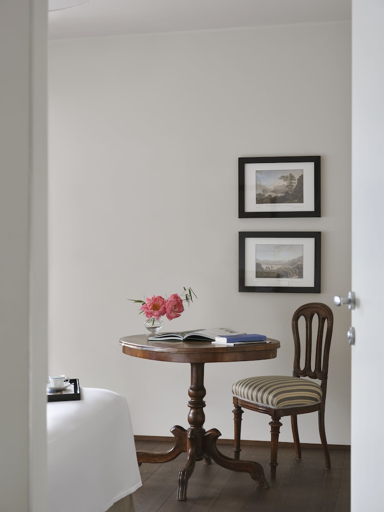 Hotel Villa Flori — Hotel rooms in Como, Lombardy