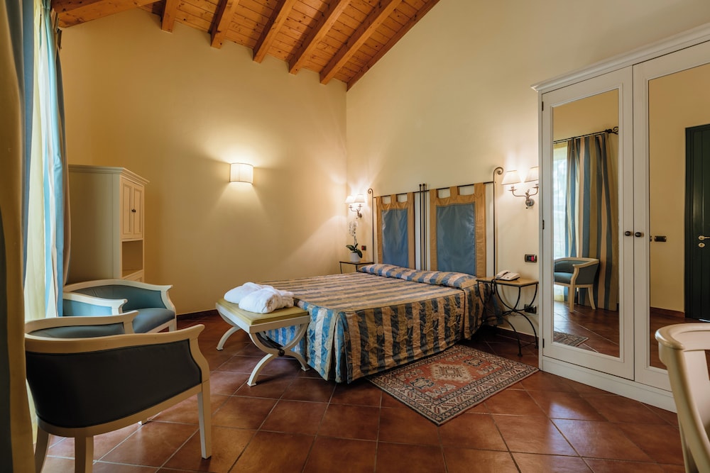 Hotel Villa Sofia — Hotel rooms in Gardone Riviera, Lombardy
