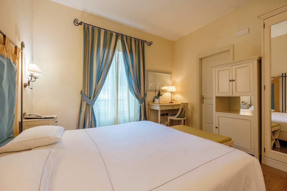 Hotel Villa Sofia — Hotel rooms in Gardone Riviera, Lombardy