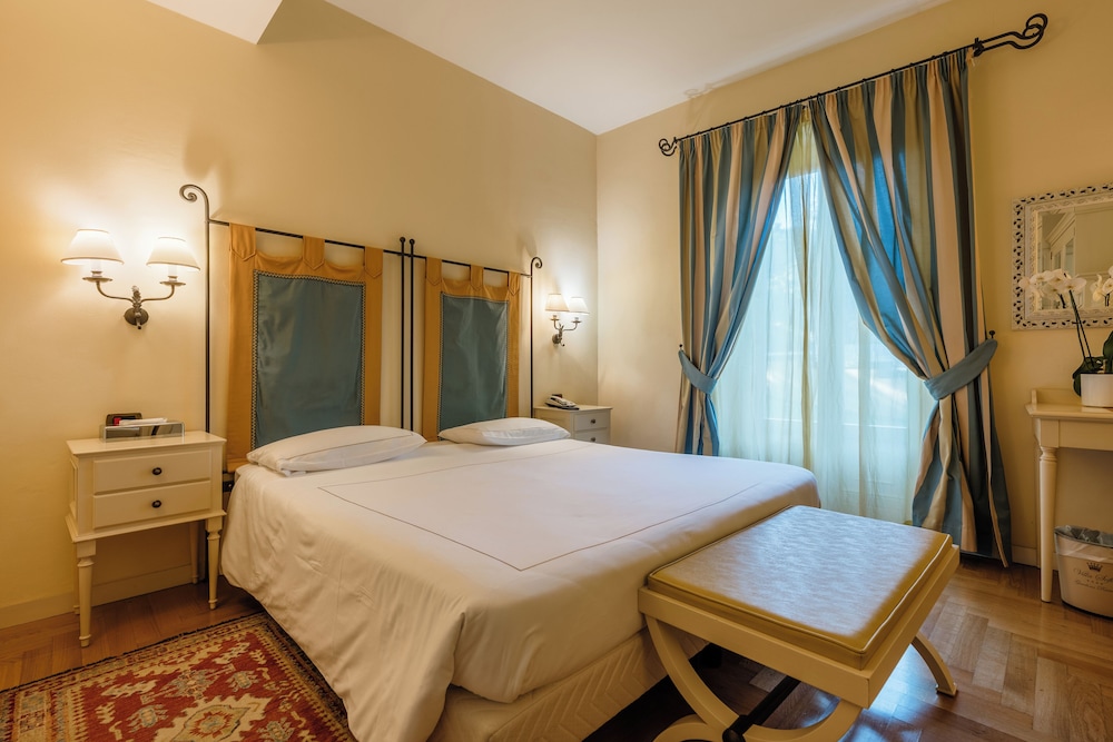 Hotel Villa Sofia — Hotel rooms in Gardone Riviera, Lombardy