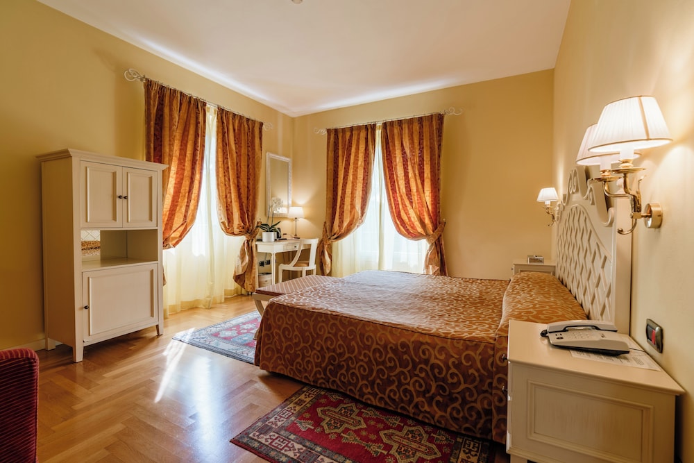 Hotel Villa Sofia — Hotel rooms in Gardone Riviera, Lombardy