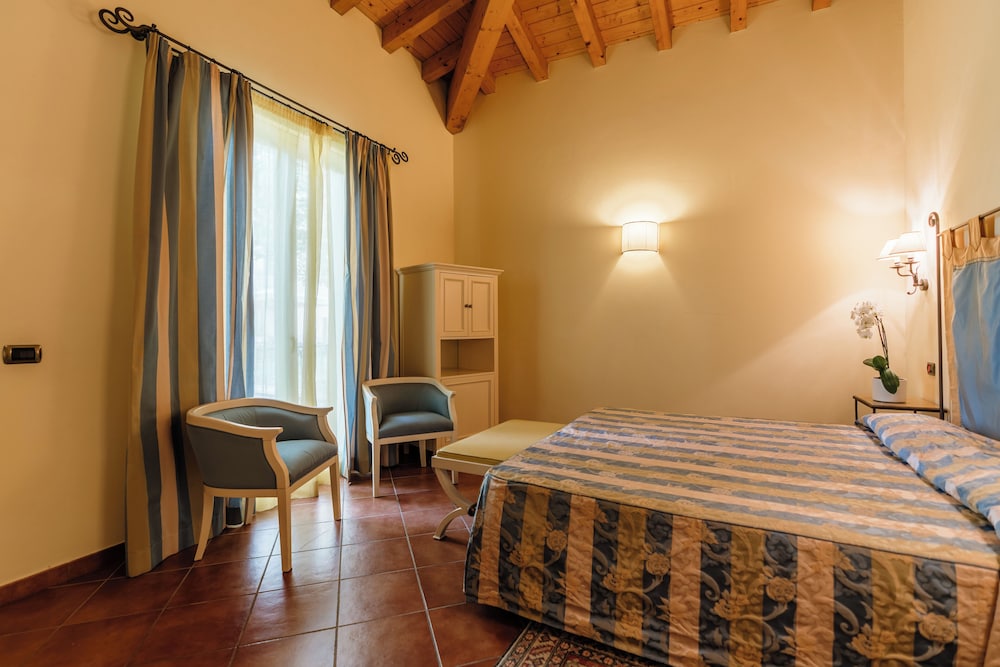 Hotel Villa Sofia — Hotel rooms in Gardone Riviera, Lombardy
