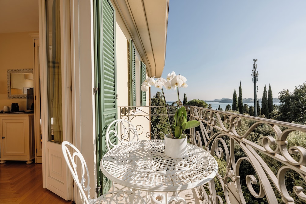 Hotel Villa Sofia — Hotel rooms in Gardone Riviera, Lombardy