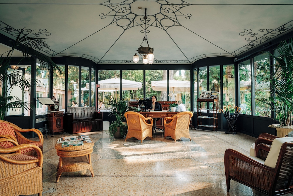 Hotel Villa Sofia — Hotel building in Gardone Riviera, Lombardy