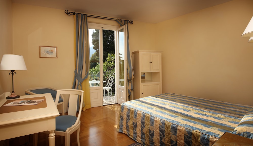 Hotel Villa Sofia — Hotel rooms in Gardone Riviera, Lombardy