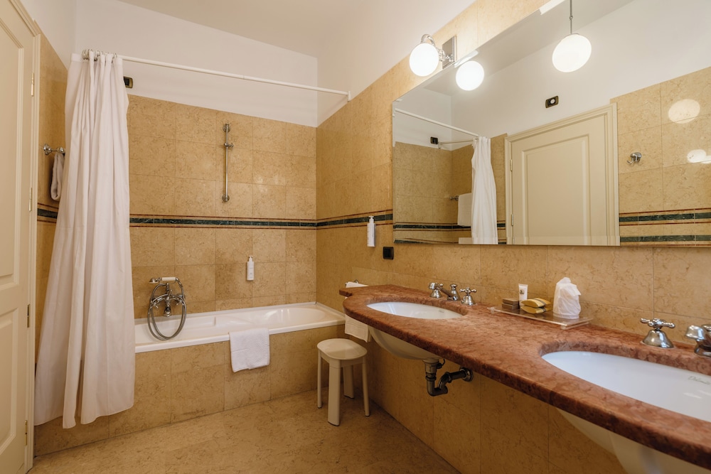 Hotel Villa Sofia — Hotel rooms in Gardone Riviera, Lombardy