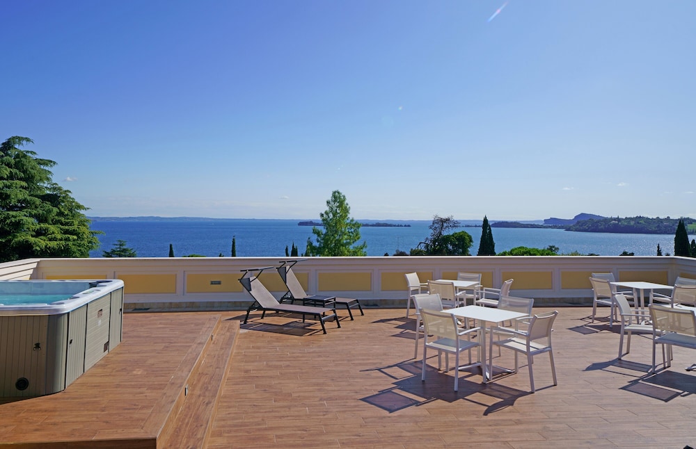 Hotel Villa Sofia — Hotel building in Gardone Riviera, Lombardy